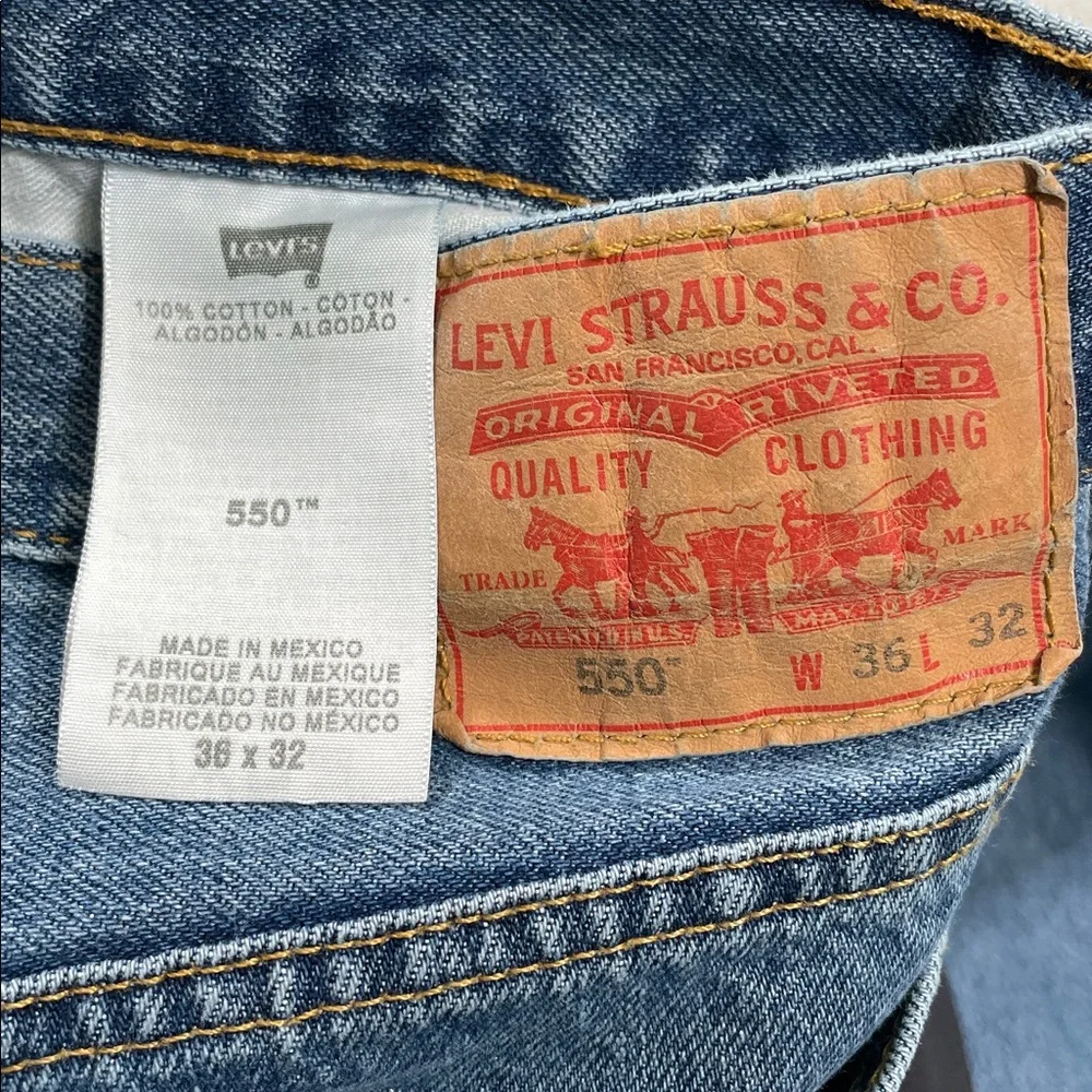 Levis 550 Relaxed Fit Tapered Vintage 2002 Mens Size 36x32 Women’s Unisex